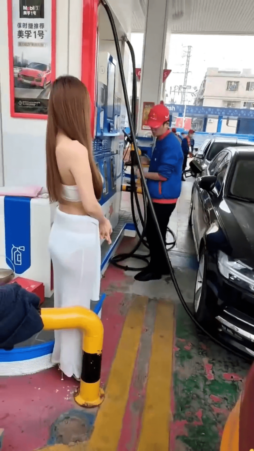 江門加油站「火辣美女」促銷，衣著性感暴露引發爭議。