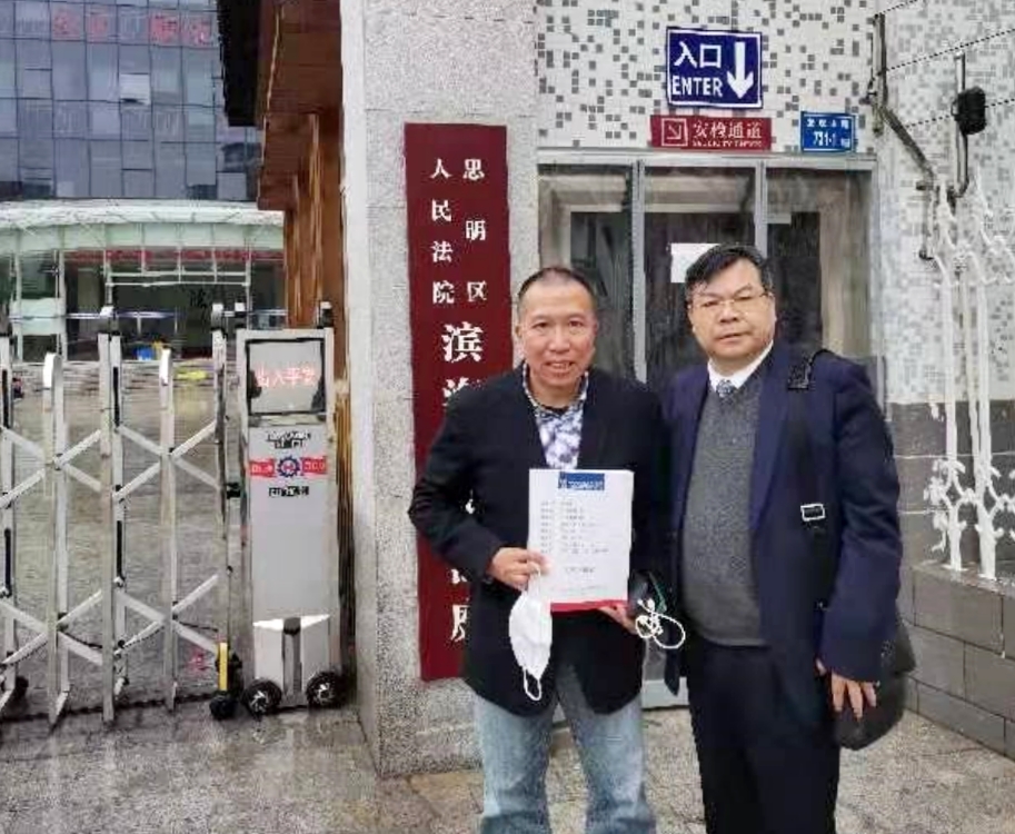陳振聰與代表律師陳武能（右）在廈門法院外。受訪者提供