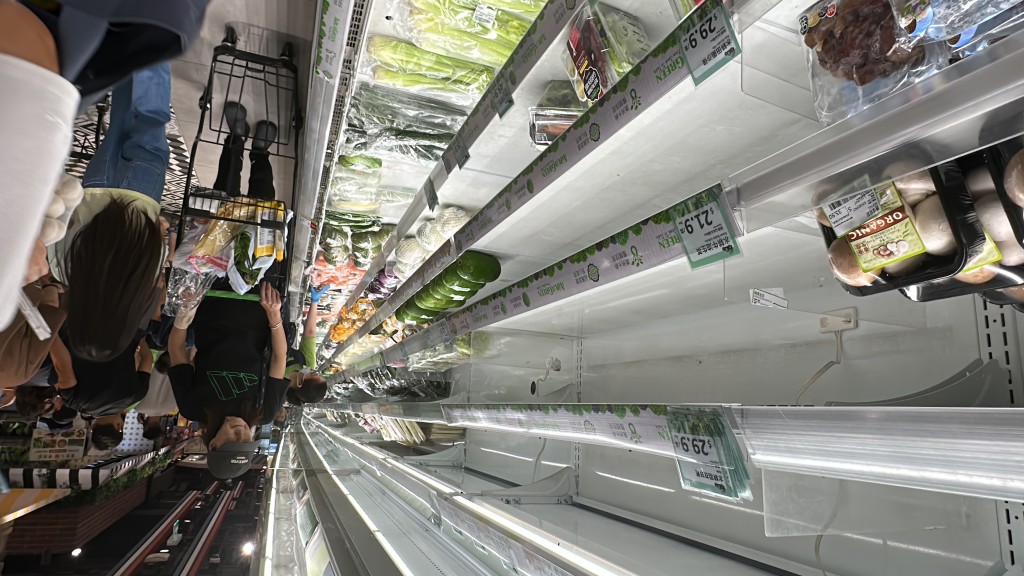 康城超巿“FRESH新鲜生活”尚余少量蔬菜供购买。(刘汉权摄) 康城超巿“FRESH新鲜生活”尚余少量蔬菜供购买。(刘汉权摄)