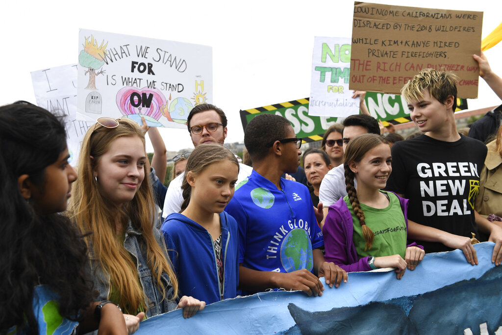 通贝里和大约1500名示威者。AP