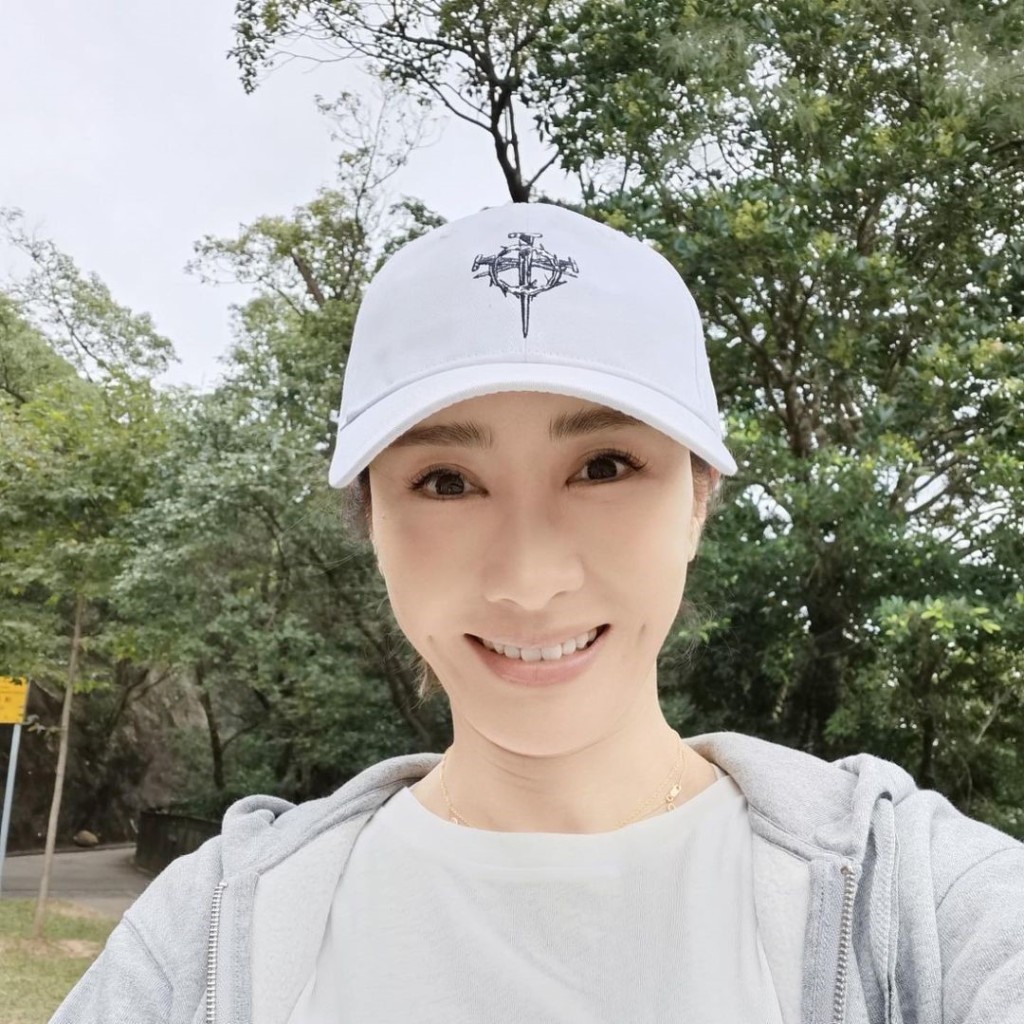 年近50，作為3女之母的黎姿保養得宜。