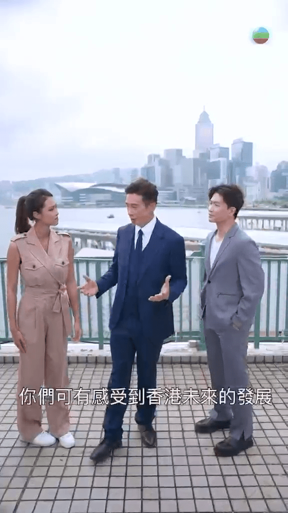 短劇尾聲,三人齊聲以「好嘢港(講)多啲!」作結,展現對香港未來的信心。 短劇尾聲,三人齊聲以「好嘢港(講)多啲!」作結,展現對香港未來的信心。