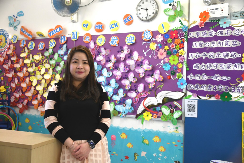 校長黃幗彥從事幼教界十八年，過去曾任教不同教學模式的私幼及免費幼稚園，現為香港浸會大學持續教育學院幼兒教育系兼職講師。