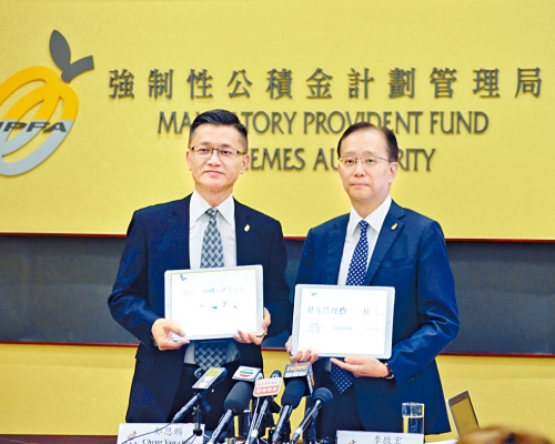 積金局署理行政總監及執行董事鄭恩賜(左),產品規管主管李啟宏(右)。