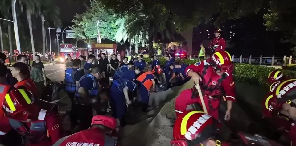 廣西南寧北大橋出現地陷及塌陷,1300多人連夜搶修。 廣西南寧北大橋出現地陷及塌陷,1300多人連夜搶修。