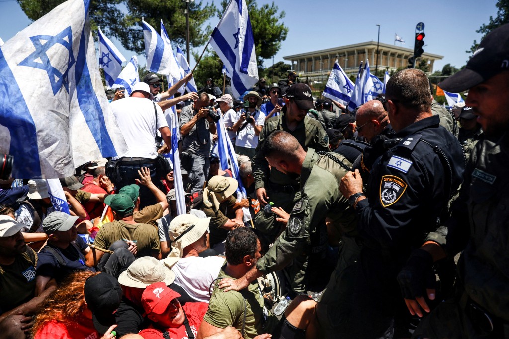 司法改革方案引發以色列大規模示威。(路透社)