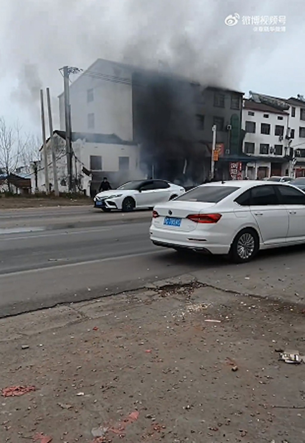 湖北年初二烟花店爆炸12死事故,肇因是有客人在门前试玩「震天雷」造成。 湖北年初二烟花店爆炸12死事故,肇因是有客人在门前试玩「震天雷」造成。