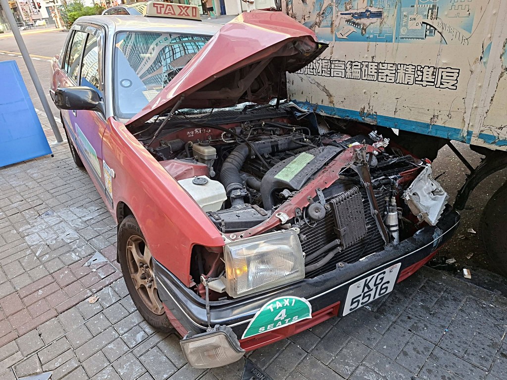的士車頭嚴重損毀。網圖 的士車頭嚴重損毀。網圖