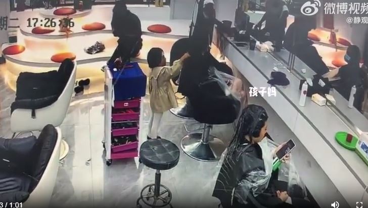 女童拿剪刀剪了一顧客的長髮。