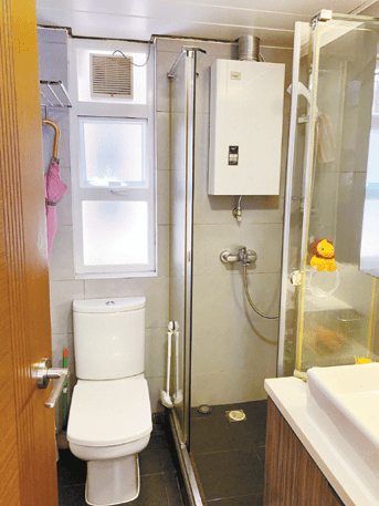 浴室玻璃趟門分隔乾濕，方便日常打理。