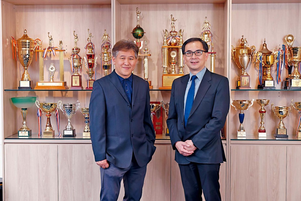 香港遊樂場協會總幹事溫立文(左)及港專學院社會科學院院長及應用社會科學系系主任崔日雄教授(右)。 香港遊樂場協會總幹事溫立文(左)及港專學院社會科學院院長及應用社會科學系系主任崔日雄教授(右)。
