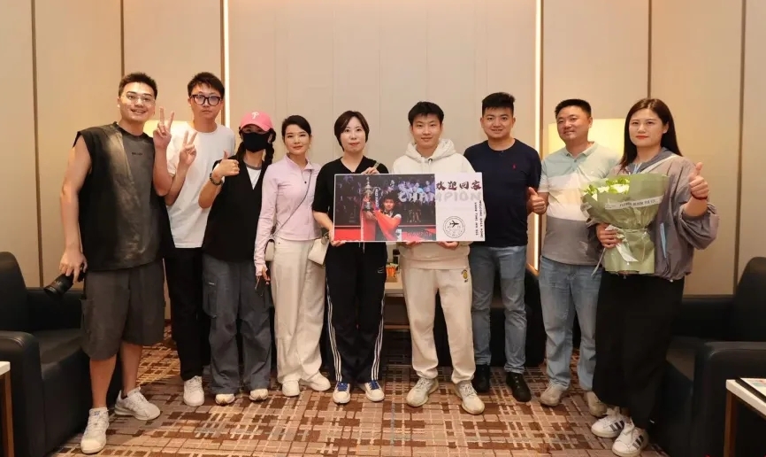 趙心童回到深圳,和家人合影。 趙心童回到深圳,和家人合影。