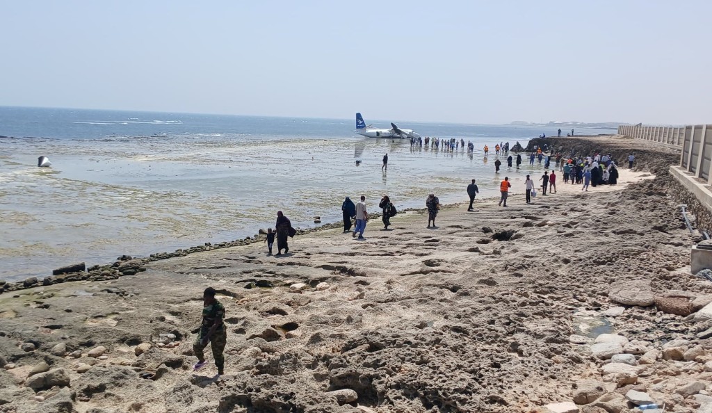 機上55人全部安全脫險，無人受重傷。路透社