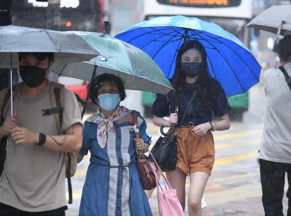 天文台在下午6時15分改發黃色暴雨警告。