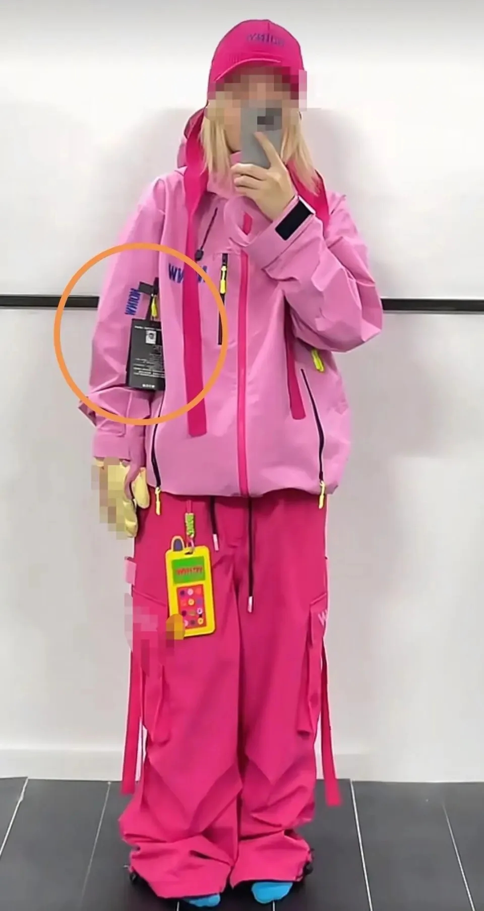 吉林女士因背包上有吊牌揣測為「惡意退貨」者,遭受「網暴」。 吉林女士因背包上有吊牌揣測為「惡意退貨」者,遭受「網暴」。