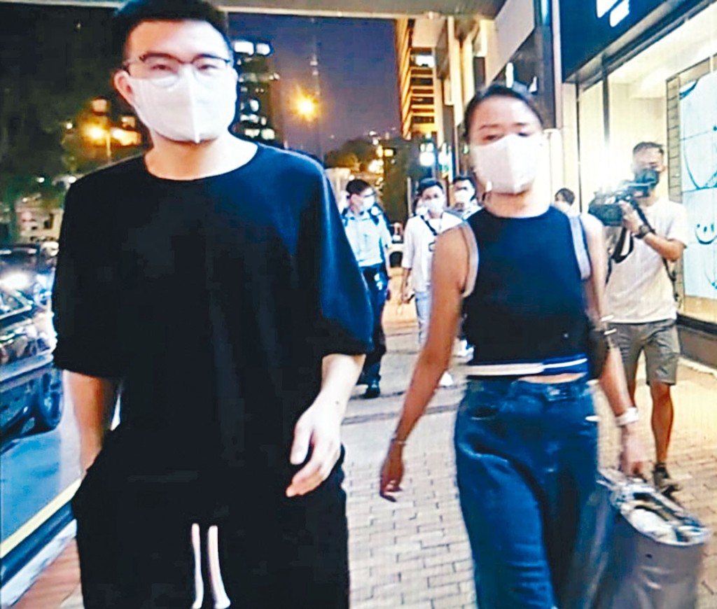 ■遭刀匪行劫男女事主返警署助查。