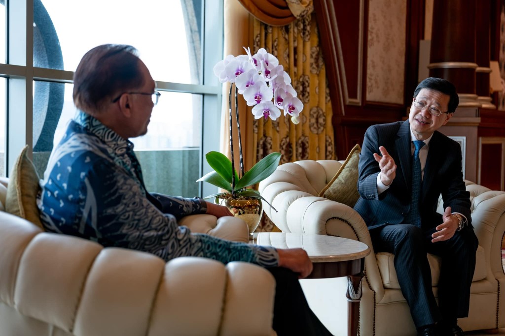 马来西亚首相安华在社交媒体发文表示，与李家超在会议中讨论了贸易、投资、金融、过境铁路系统、教育和旅游合作等感兴趣的问题。安华FB