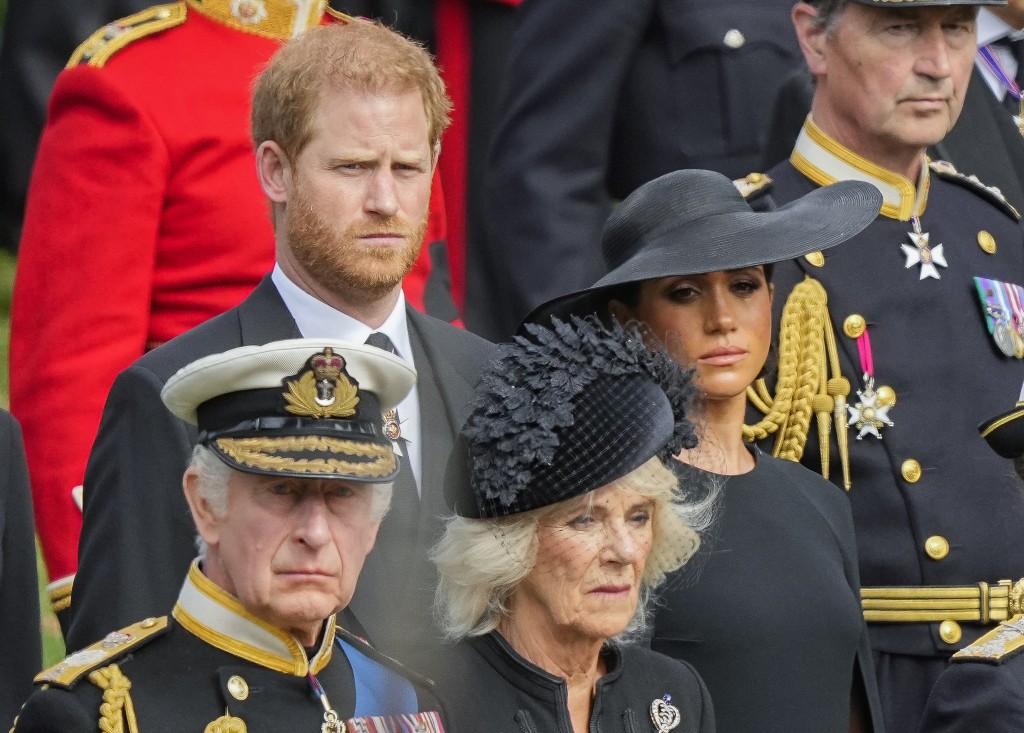 哈里表明，他和妻子梅根永不会迁返英国，也不会再成为英国皇室的全职工作成员，而会在美国长住。AP