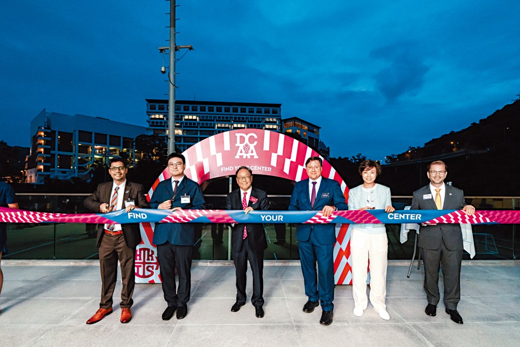 DCAA於2025年10月28日舉行盛大開幕禮,HKIS校董會期望DCAA成為連繫國際的運動樞紐,吸引更多人才來港發展。由左至右︰HKIS設施及項目管理總監Raman Paravaikkarasu、南區區議員梁進、HKIS校董會成員Harold Kim、HKIS署理校長Dr. Ron Roukema、中國乒乓球奧運冠軍張怡寧、HKIS Chief Advancement Officer Heath Hignight。 DCAA於2025年10月28日舉行盛大開幕禮,HKIS校董會期望DCAA成為連繫國際的運動樞紐,吸引更多人才來港發展。由左至右︰HKIS設施及項目管理總監Raman Paravaikkarasu、南區區議員梁進、HKIS校董會成員Harold Kim、HKIS署理校長Dr. Ron Roukema、中國乒乓球奧運冠軍張怡寧、HKIS Chief Advancement Officer Heath Hignight。