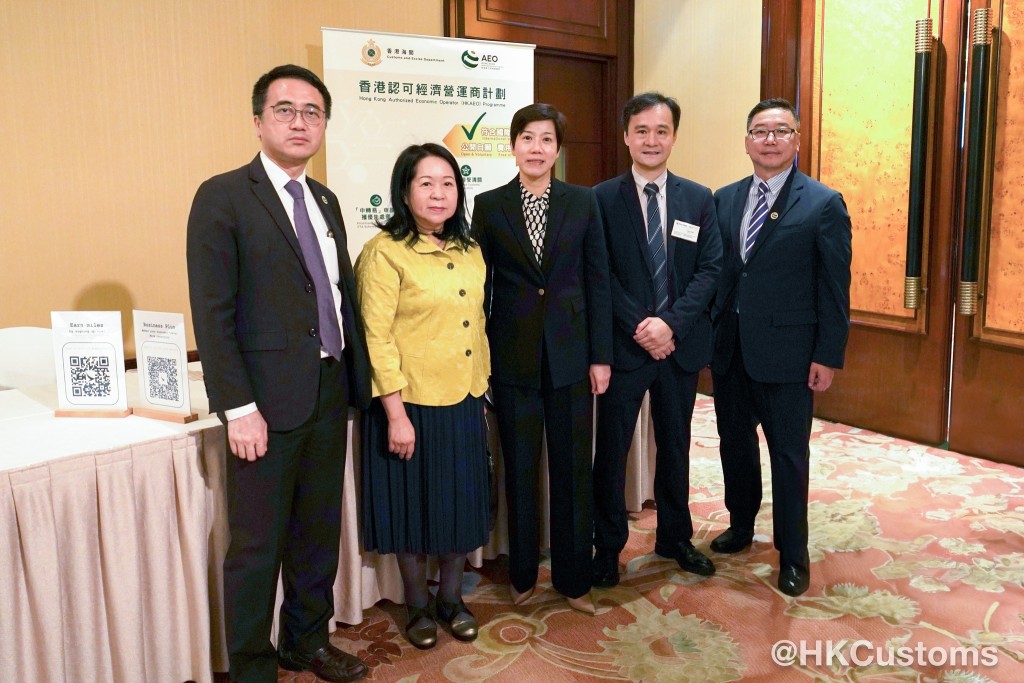 海关关长何佩珊（左三）今日（11日）出席由InterCham举办的年度商界午宴，与来自超过30个国家的400位商界代表进行交流。香港海关fb