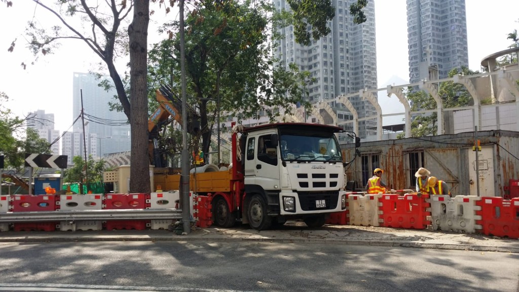 兩工人地坑「睇位」被組件擊中,一人半昏迷。