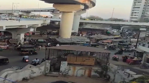 印度一家三口騎電單車時遭風箏線纏上，飛出21米高架橋身亡。 X