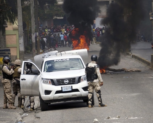 海地示威變暴動，民眾洗劫警察局、銀行、商店。AP