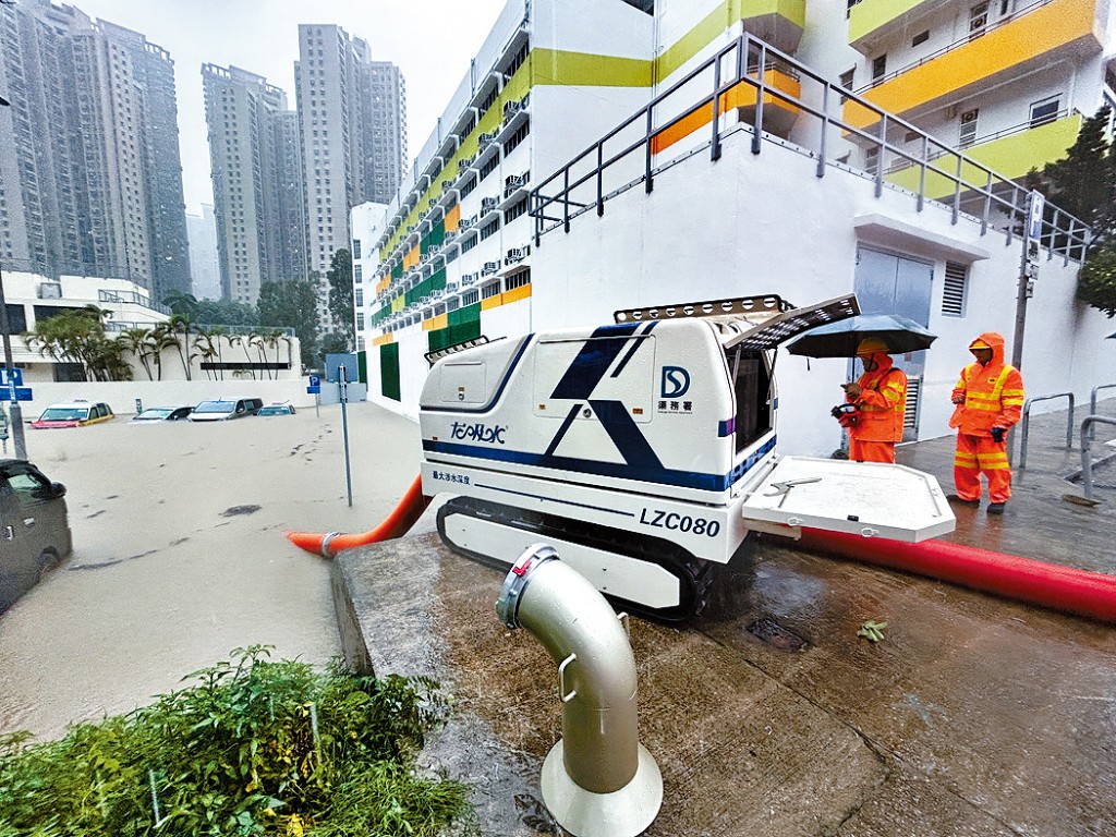 渠務署排水機械人「龍吸水」昨晨在場處理積水。