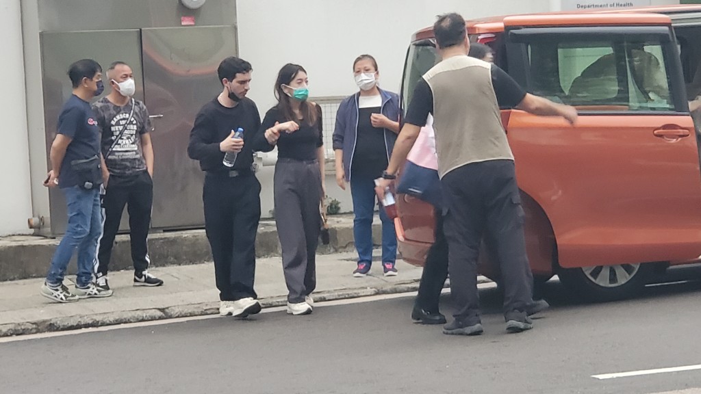 死者家人到殮房認屍表現哀慟。蔡楚輝攝