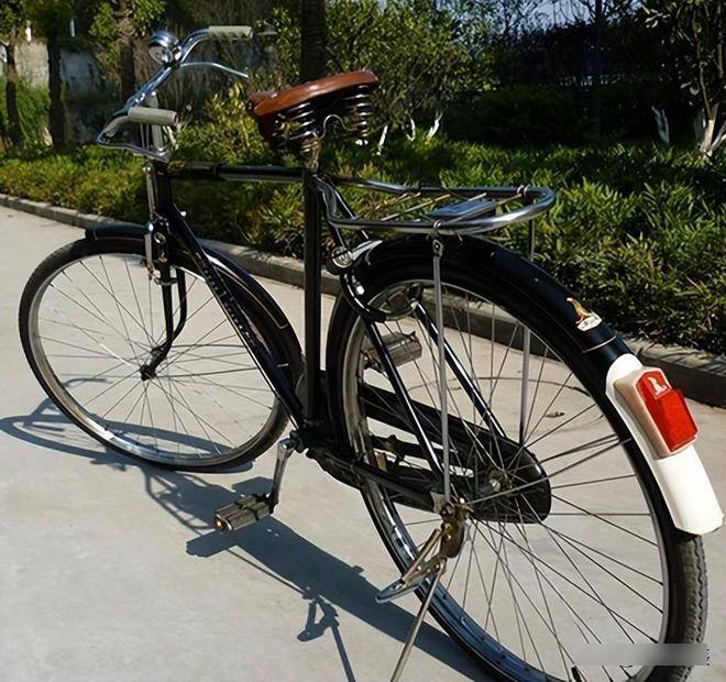 在單車王國的年代,鳳凰單車是國民最重要的代步工具。頭條@紫星薇辰 在單車王國的年代,鳳凰單車是國民最重要的代步工具。頭條@紫星薇辰