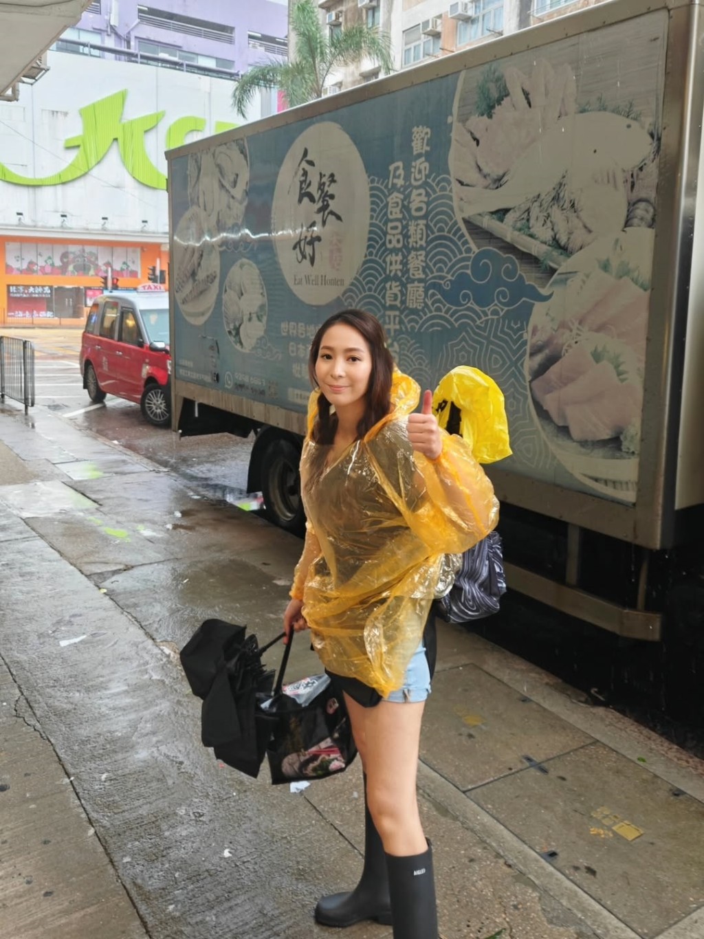 吳嘉儀又擔遮又着雨衣。 吳嘉儀又擔遮又着雨衣。
