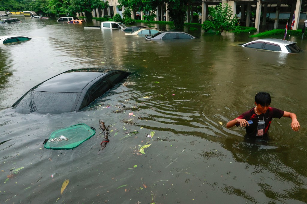 官员表示，多区累积雨量超过30厘米，至少8.4万人受影响。路透社