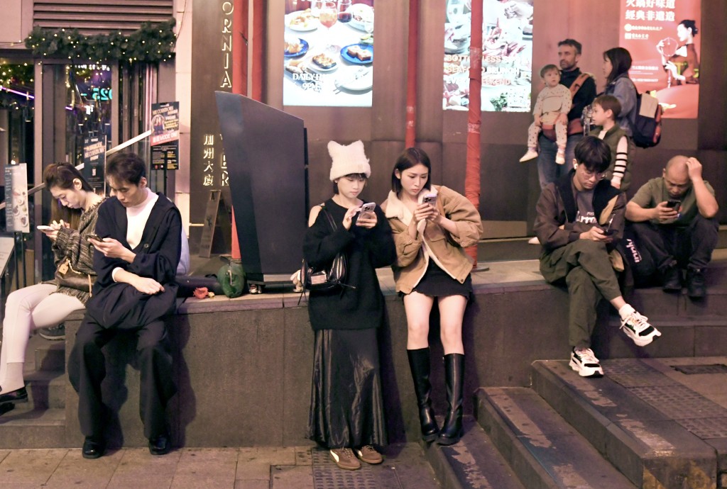 不少市民在蘭桂芳感受跨年氣氛。何君健攝