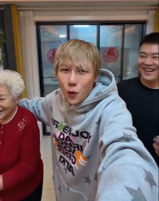 刘维借助AI生成，重温与至亲团圆的温馨。抖音