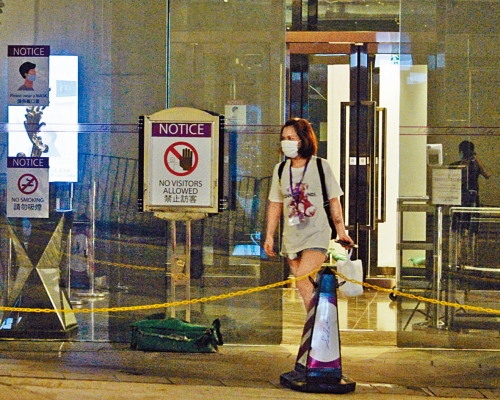 ■政府要求已接種疫苗的外傭抵港，必須到檢疫酒店隔離二十一天。圖為首家配合相關安排的荃灣絲麗酒店。
