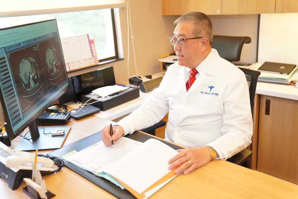 梁惠棠醫生多年來積極參與癌症治療的臨床研究，希望為癌症患者帶來新希望。