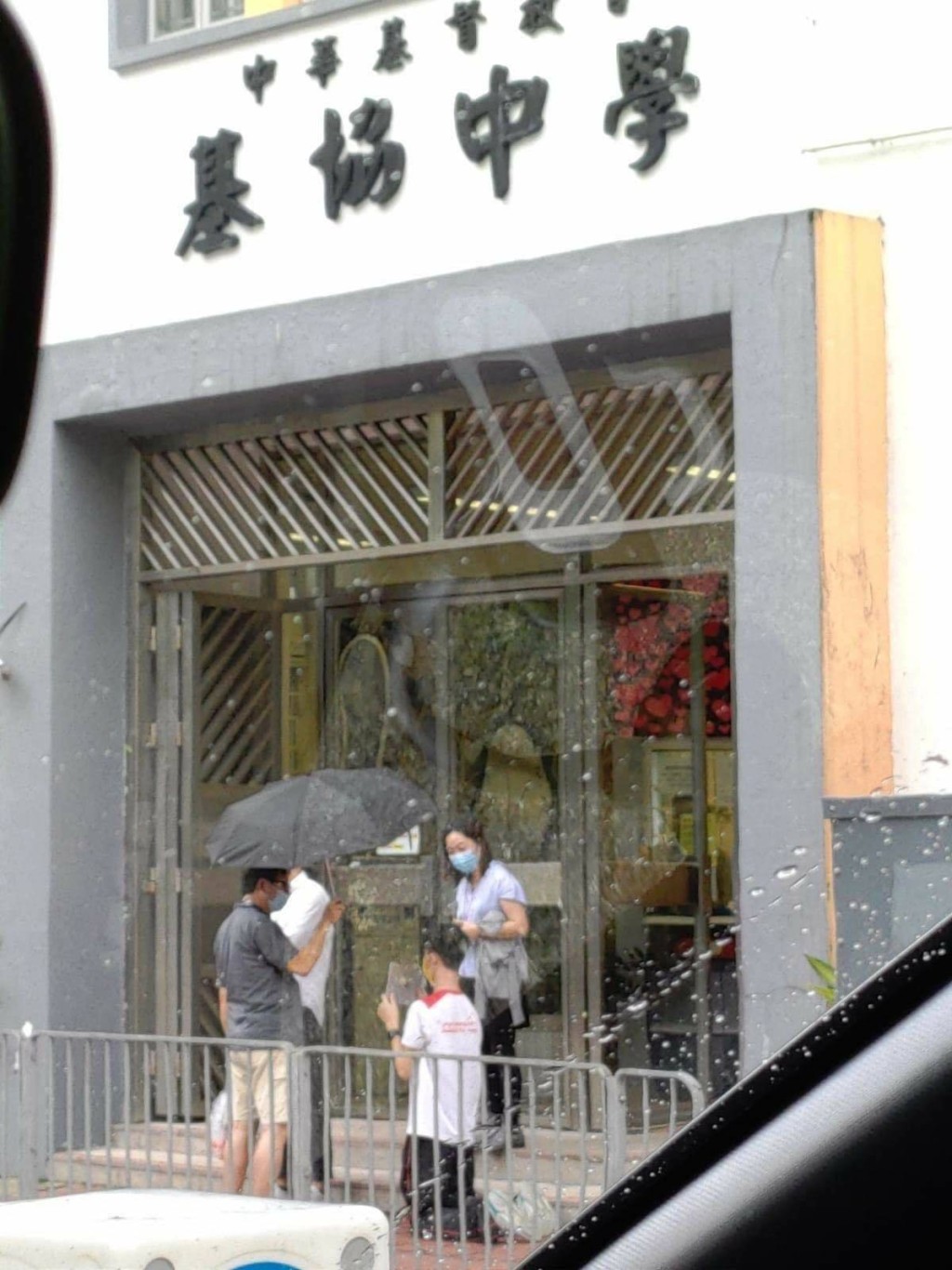 一名中華基督教會基協中學學生昨日在雨中下跪。區議員陳俊裕-阿裕FB圖片