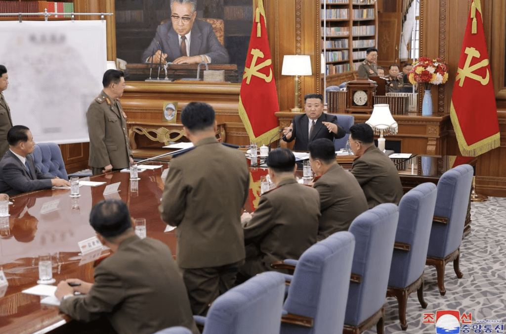 金正恩於2023年8月9日在朝鮮平壤朝鮮勞動黨中央委員會總部大樓，出席朝鮮勞動黨第八屆中央軍事委員會第七次擴大會議。路透社