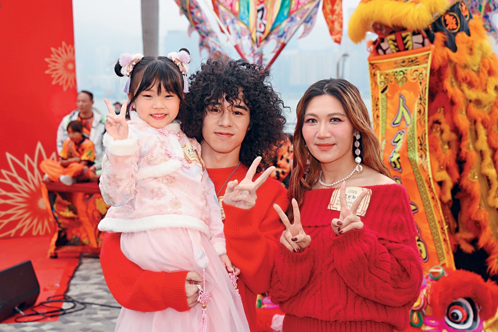 曾比特與女友鄧嘉宜，帶同學生一起出席活動，感覺猶如「一家三口」。