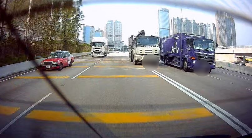 兩車在西九龍公路行駛。fb 車cam L（香港群組）  Yuk Wong