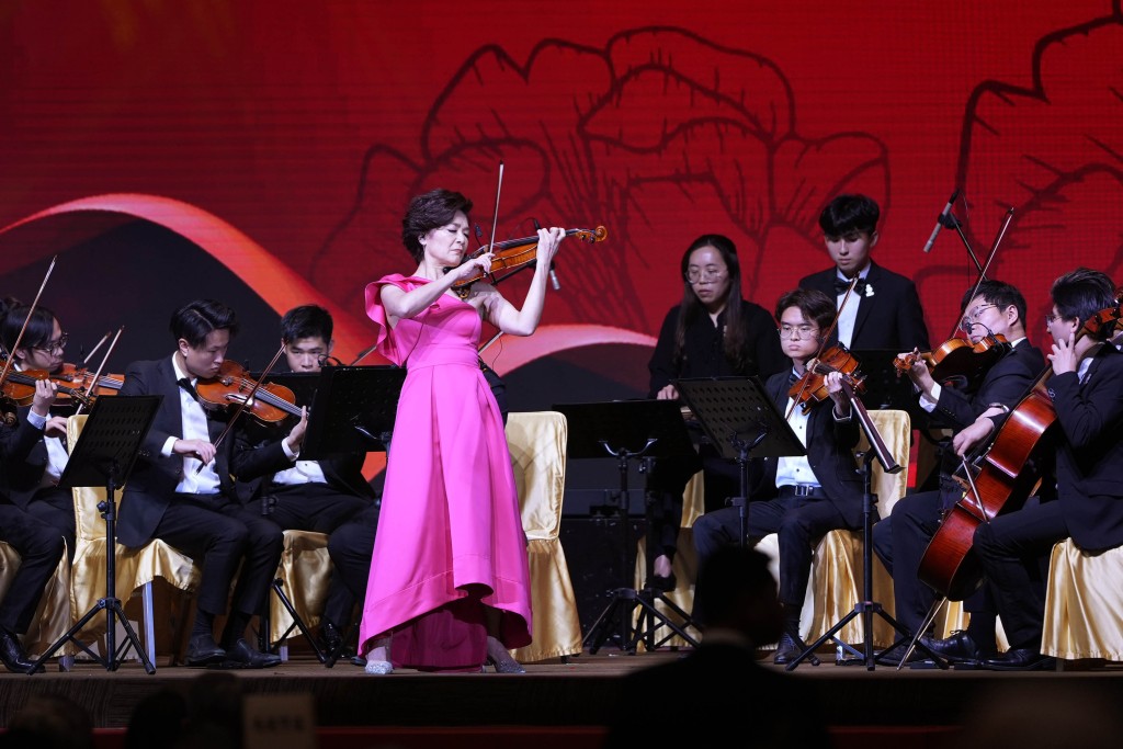 香港會議展覽中心「馬到功成耀香江」馬年煙花匯演開幕儀式。吳艷玲攝 香港會議展覽中心「馬到功成耀香江」馬年煙花匯演開幕儀式。吳艷玲攝