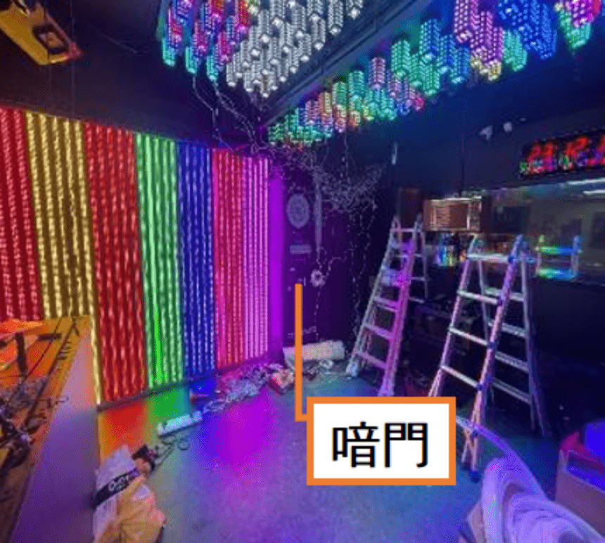 詐騙集團租用工廈單位，改裝為居住地方及設置網台工作室，房內設有暗門可進入隱蔽房間，行動中發現骨幹成員藏身房內。警方圖片