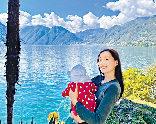 法拉抱寶貝女影靚相,繼續做足保密措施。