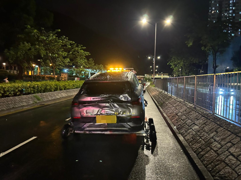 私家車車尾嚴重損毀,擋風玻璃碎裂。曾志恒攝 私家車車尾嚴重損毀,擋風玻璃碎裂。曾志恒攝