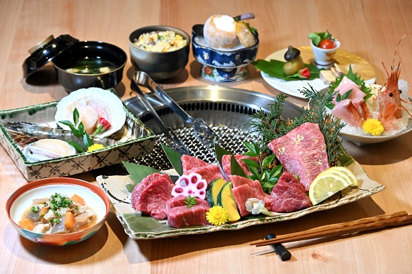 京洛燒肉套餐 $1,280
招版套餐包括前菜、三款刺身、七種A5和牛稀有部位、海鮮、湯品、食事及甜品等，分量十足，精緻考究。