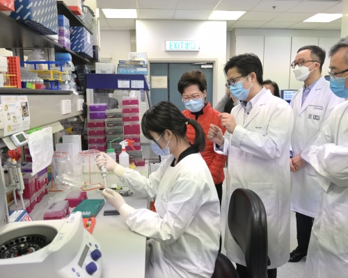 林鄭月娥到港大實驗室，聽取污水樣本處理和檢測過程介紹。