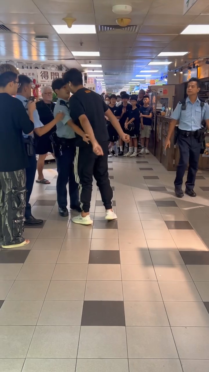 黑衣男情緒非常激動。網上片段截圖 黑衣男情緒非常激動。網上片段截圖