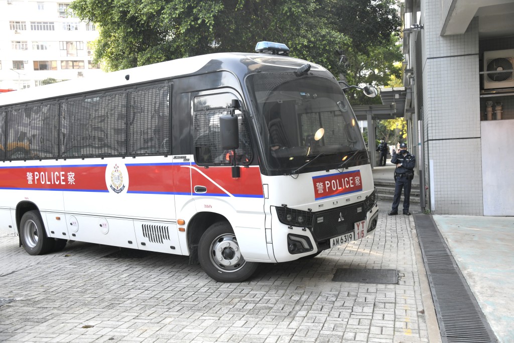 被告由警車解送至法院提堂。黃偉強攝