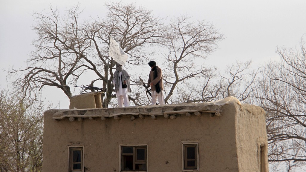 附近一处屋顶有塔利班人员把守。 路透社资料图