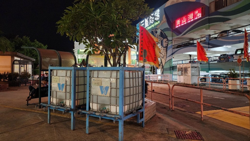 水務署在三聖邨一帶放置大量水箱,又安排水車供居民備用。黃文威攝 水務署在三聖邨一帶放置大量水箱,又安排水車供居民備用。黃文威攝